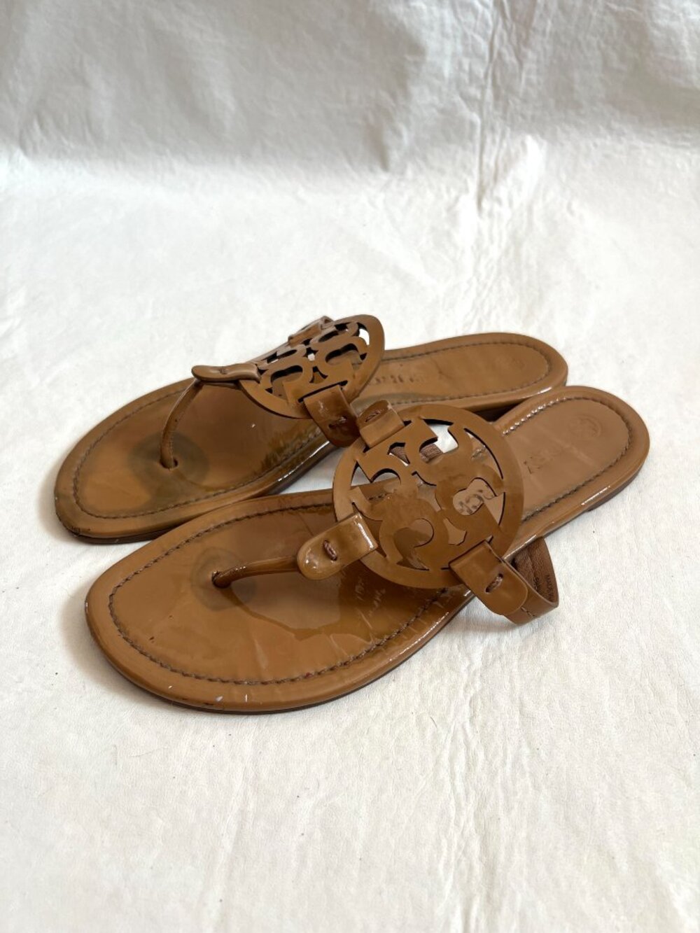 Tory Burch sandals miller flat flip flop tan patent leather size 8 monogram - Picture 3 of 12